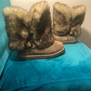 Faux fur girls boots.
